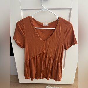 Atlas Women’s Rust Short Sleeve V-Neck Peplum Top